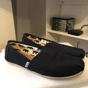 Black TOMS